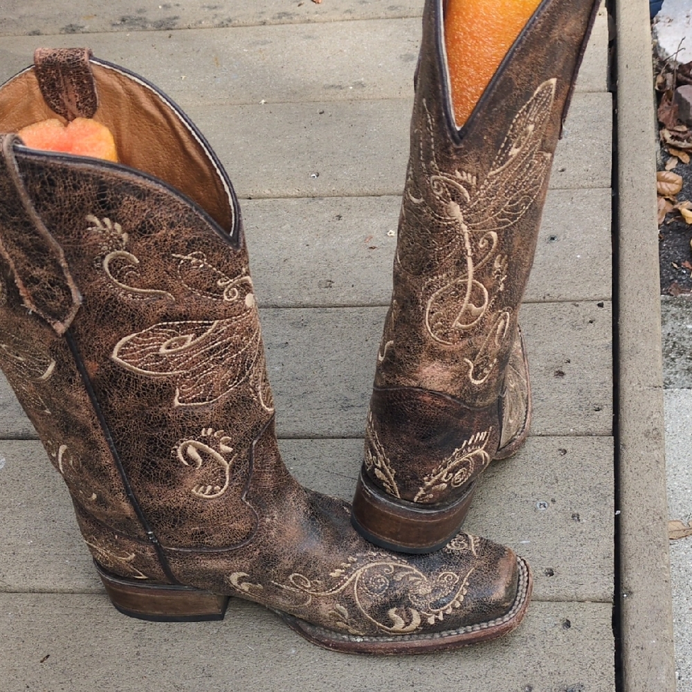Circle G Distressed Brown Embroidered Boots